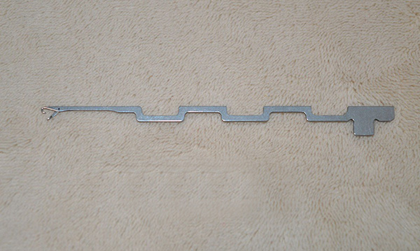 The item shown is a industrial circular knitting machine needle, often used in hosiery and textile manufacturing.