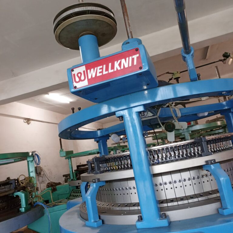 Industrial textile manufacturing equipment for producing knit fabrics