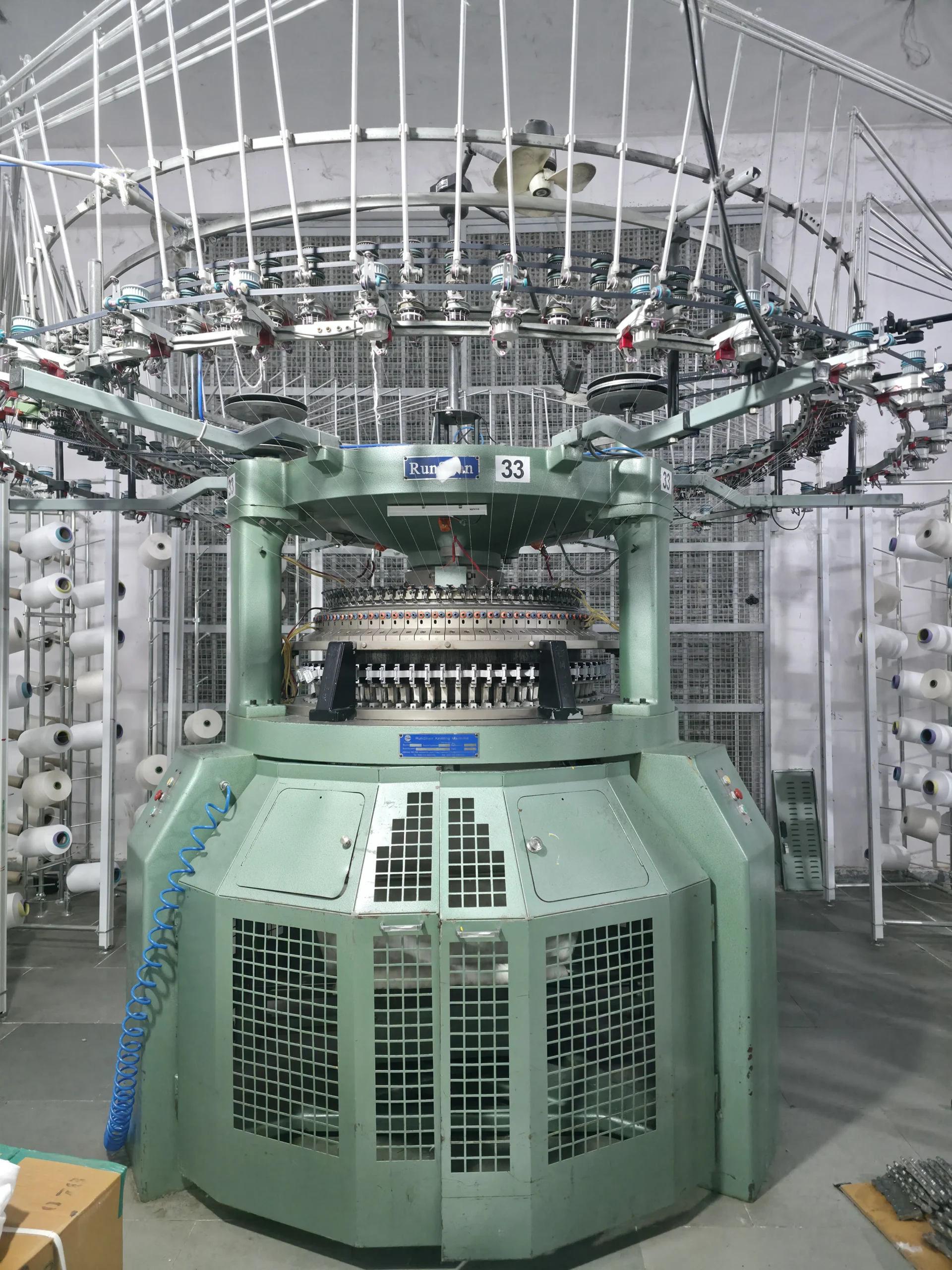 Circular knitting machine with multiple feeders