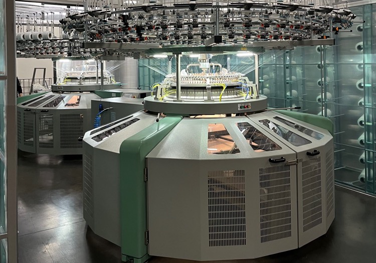 Automatic circular knitting machine for fabric production