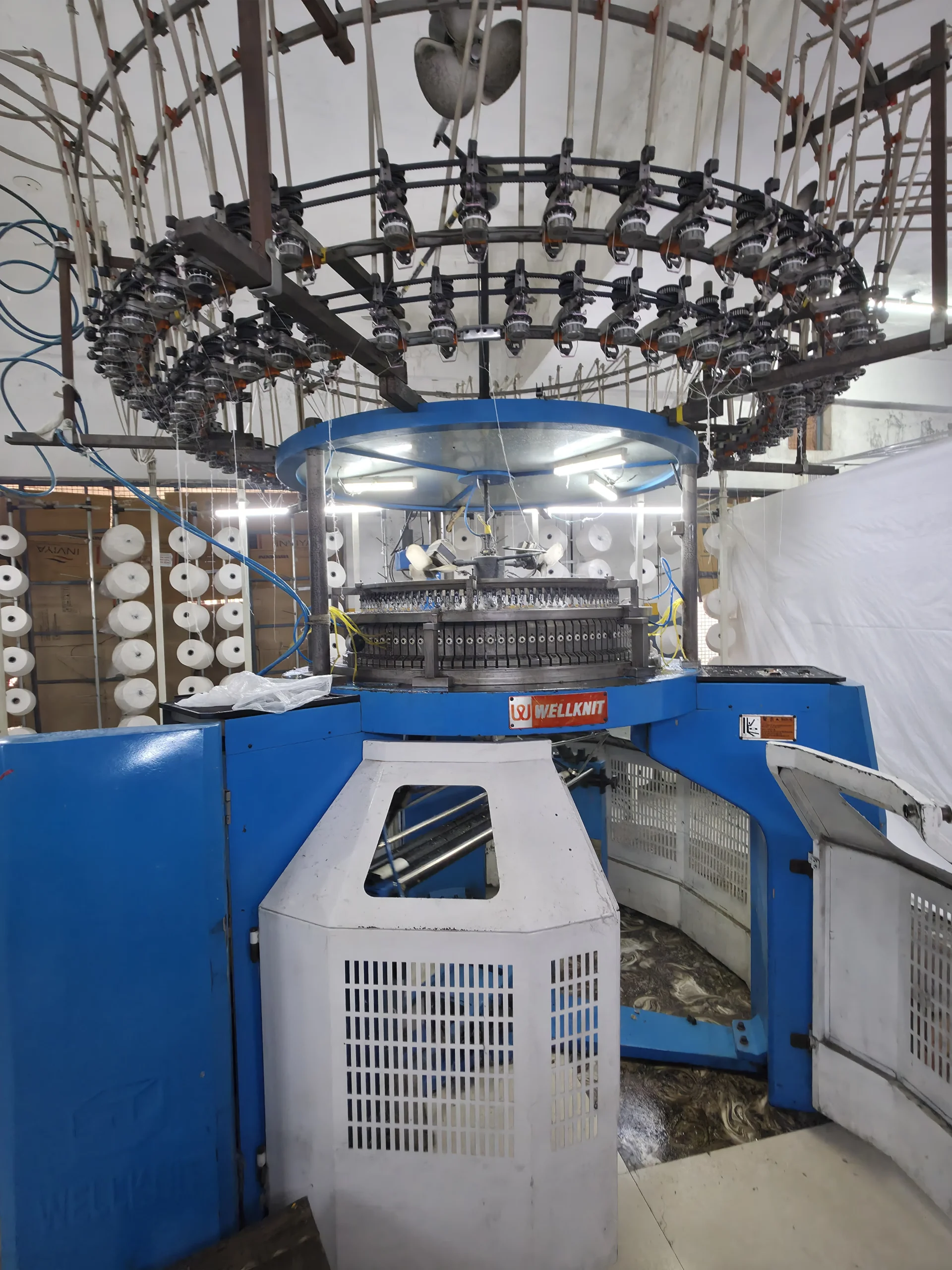 Circular knitting machine yarn feeding system